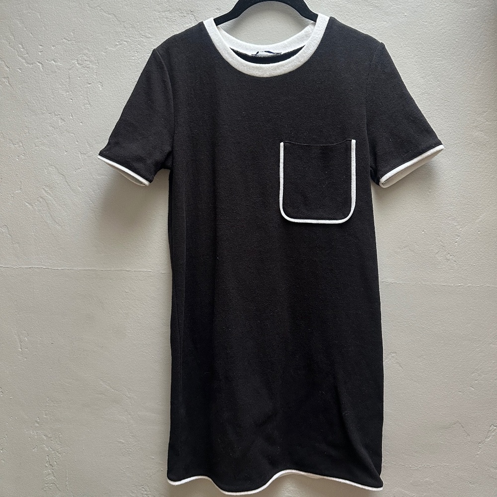 Chic b & w sweater knit dress